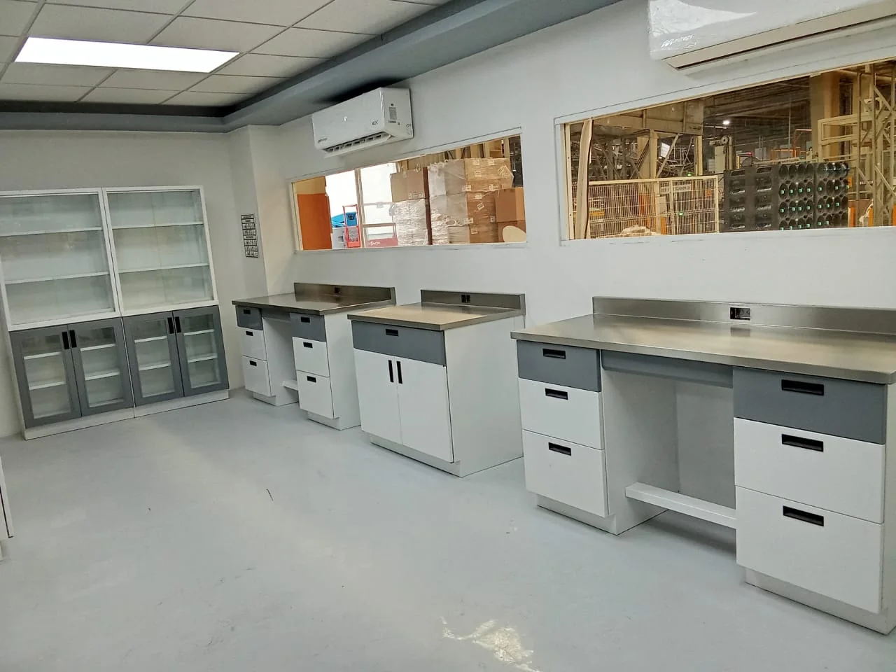 Área de trabajo con mobiliario modular