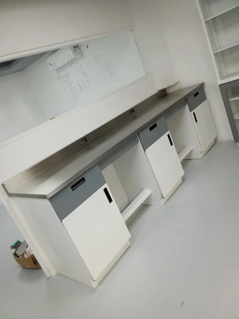 Distribución de laboratorio en tonos azules — JS Soluciones