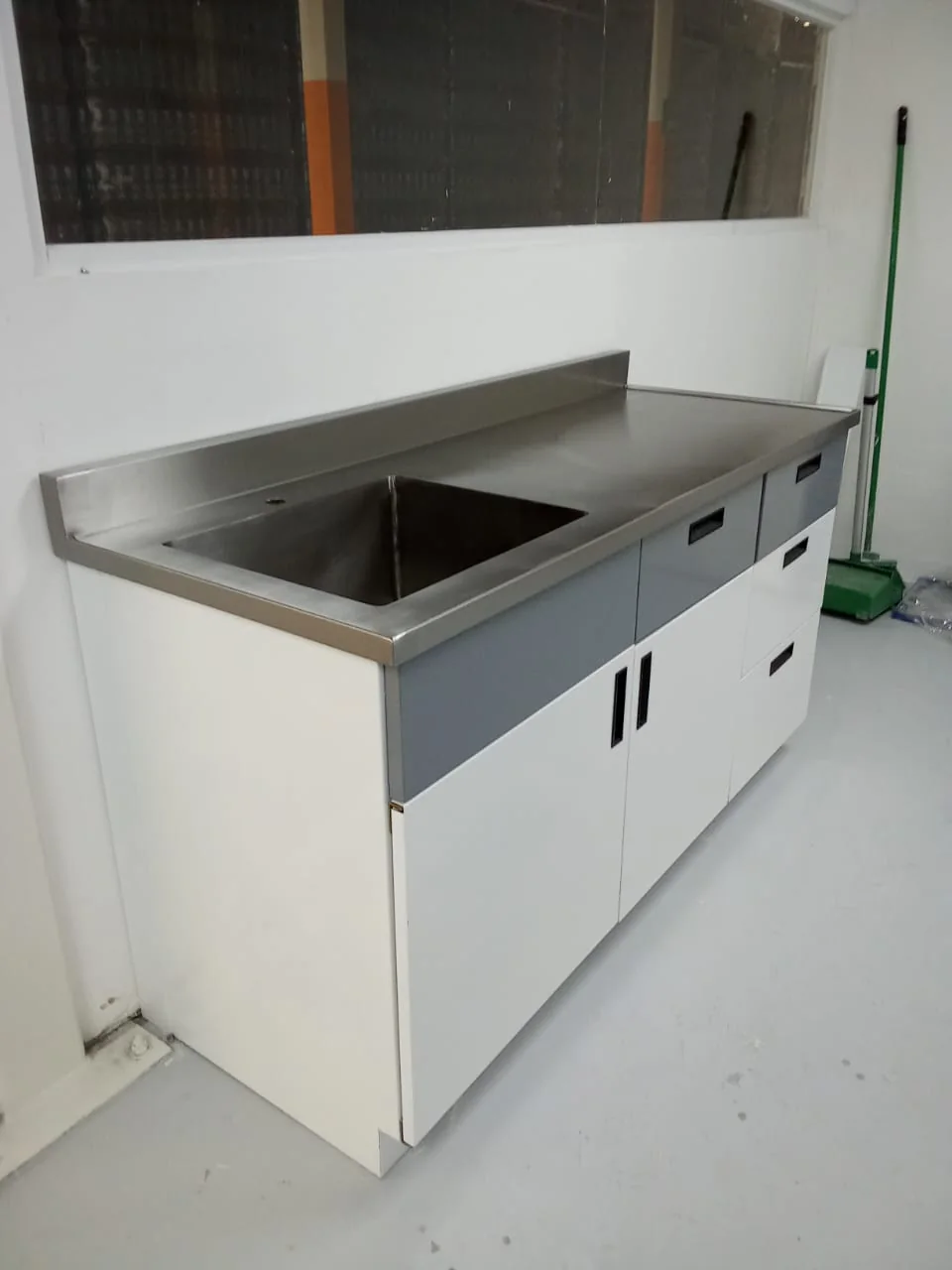 Mesa de trabajo con cubierta metálica — JS Soluciones