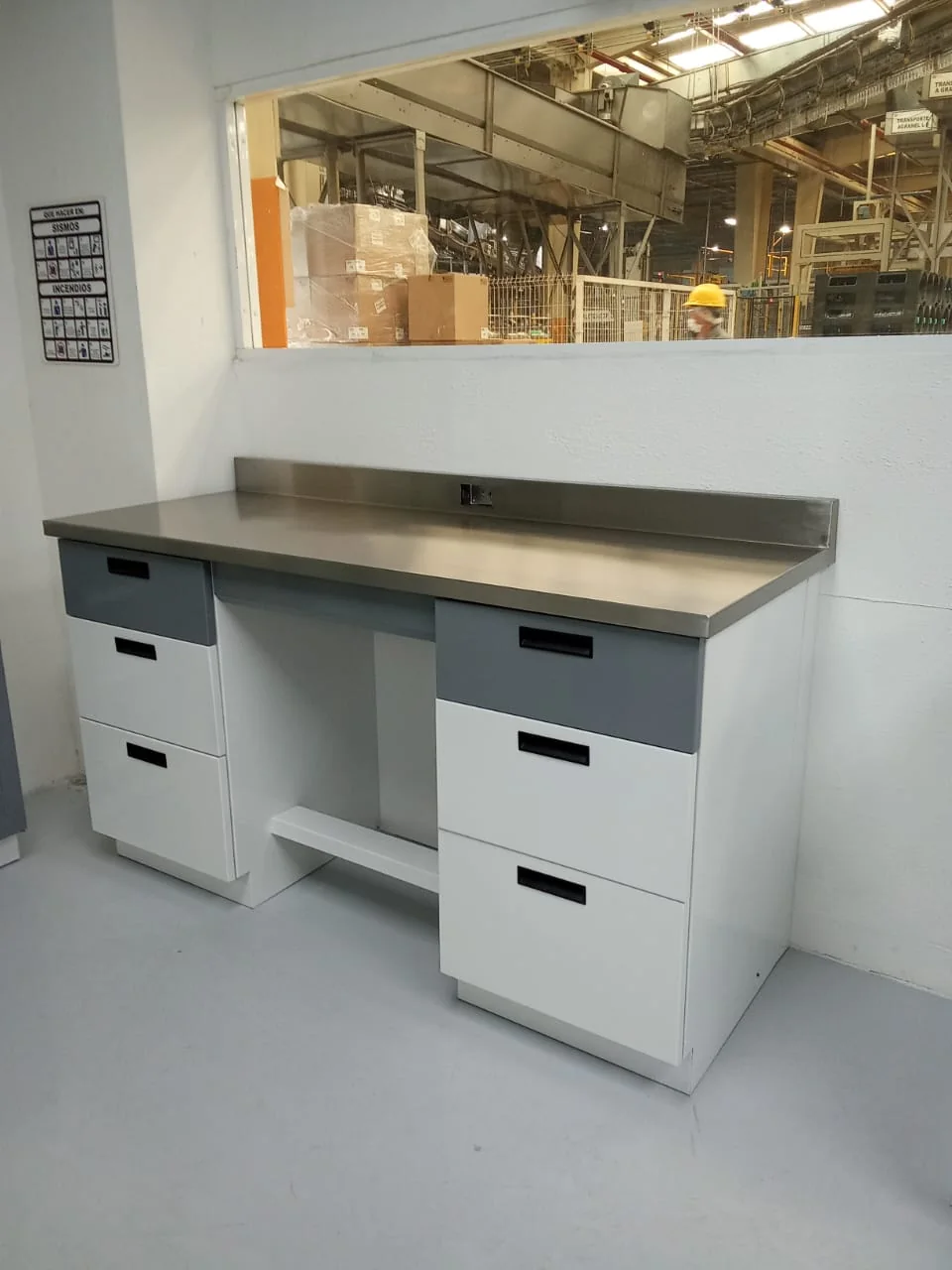Laboratorio con muebles perimetrales — JS Soluciones